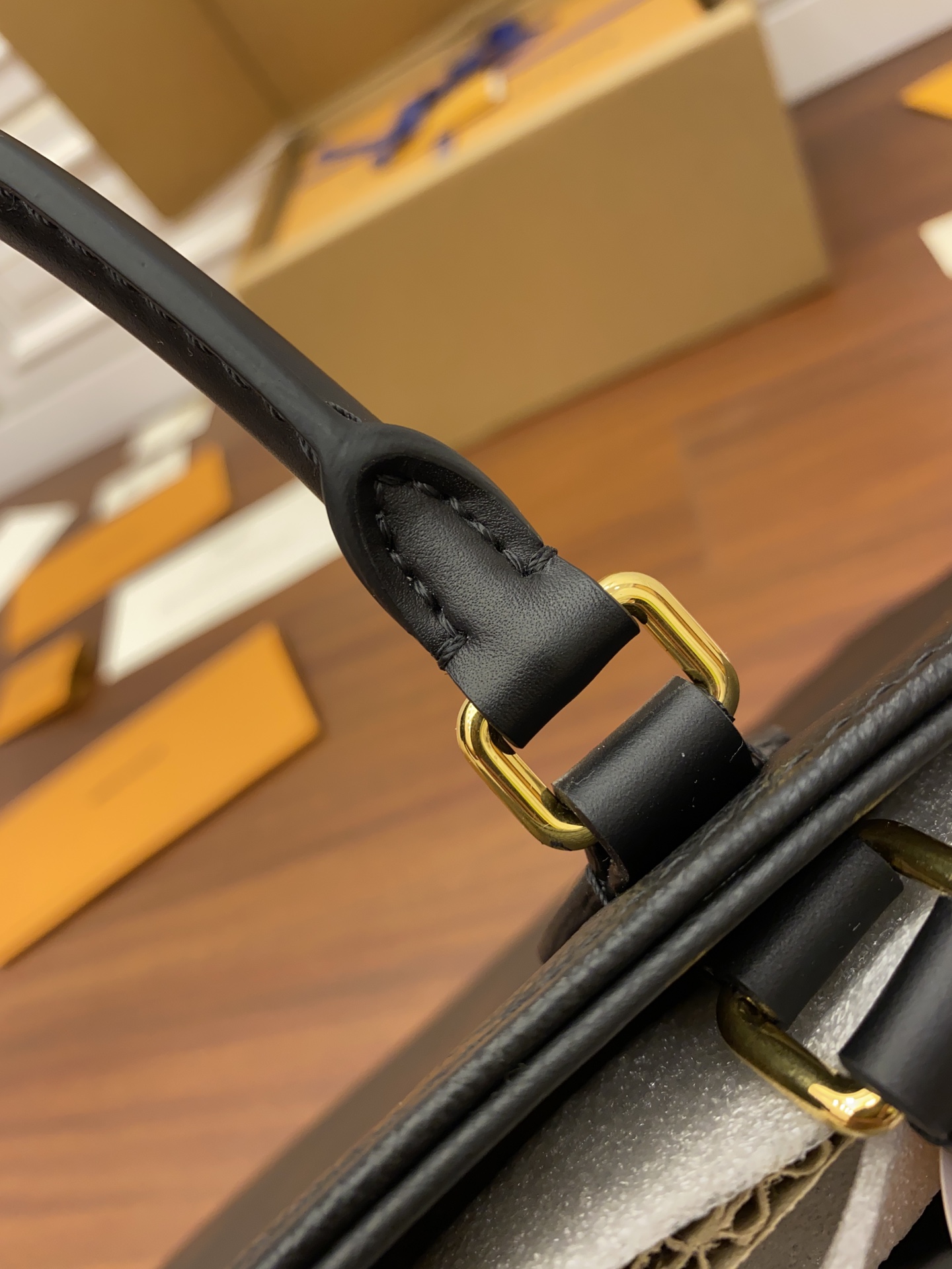 LV Onthego MM Bag - Image 5