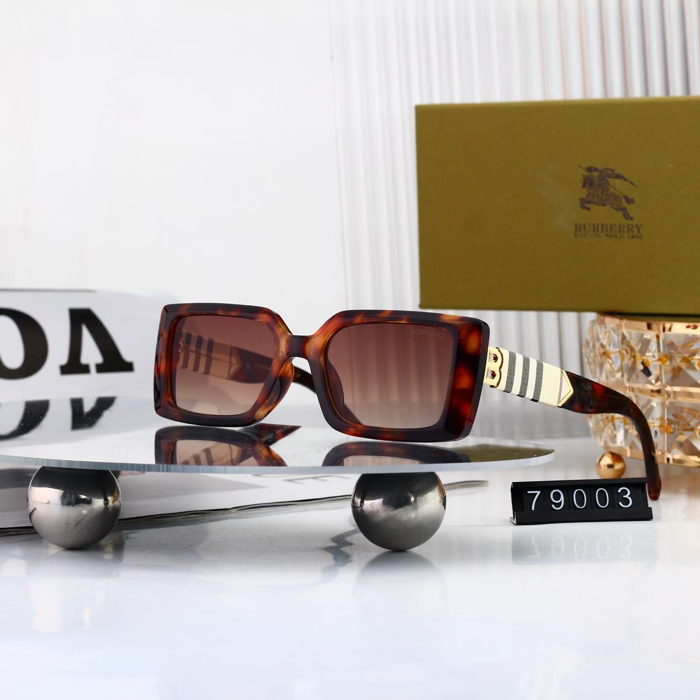 Burberry Fashionable Sunglasses - Image 3