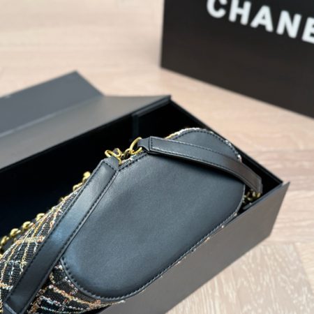 CHANEL Classic Flap Bag - Image 5