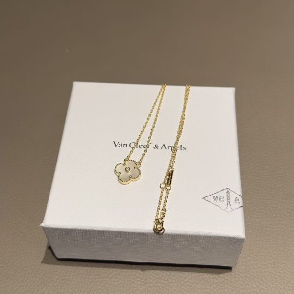 Van Cleef&Arpels VCA alhambra Natural rhodonite Necklace