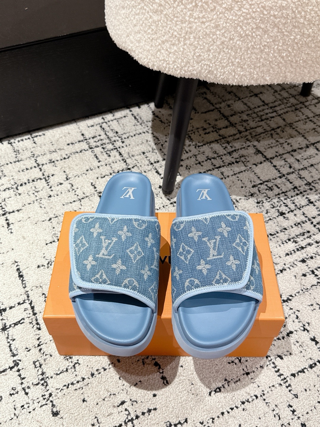 LV Miami Flip-flops Sandals - Image 3