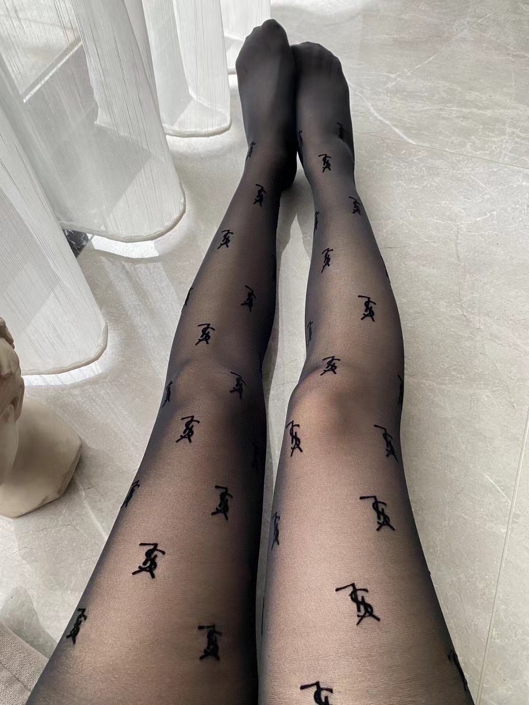YSL Velvet Stockings Take Europe and America by Storm - Image 1