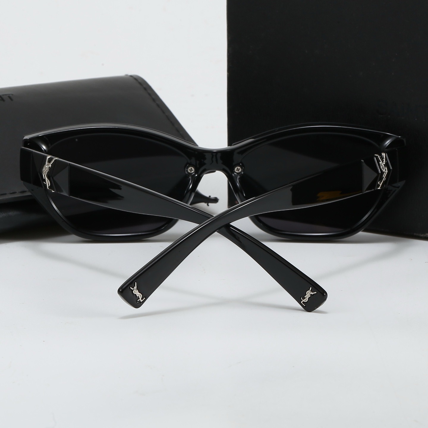Saint Laurent Fashionable Sunglasses - Image 9