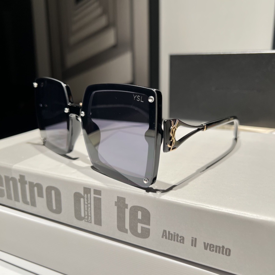 Saint Laurent Fashionable Sunglasses - Image 2