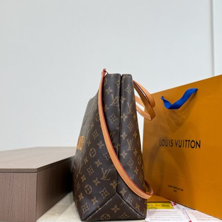 LV's New Tote Bag - Image 4