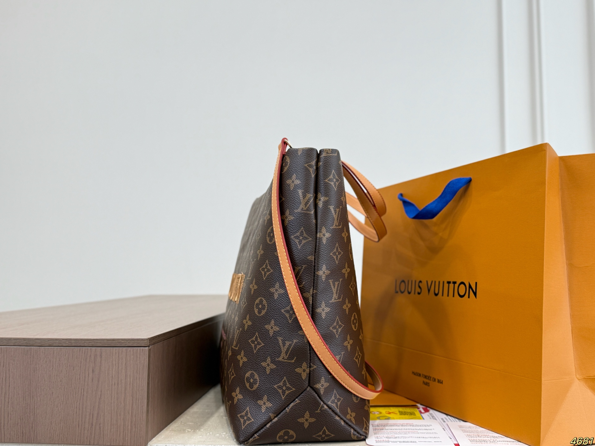 LV's New Tote Bag - Image 4