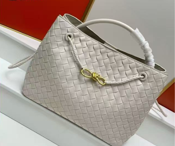 BV Small / Medium Andiamo Bag