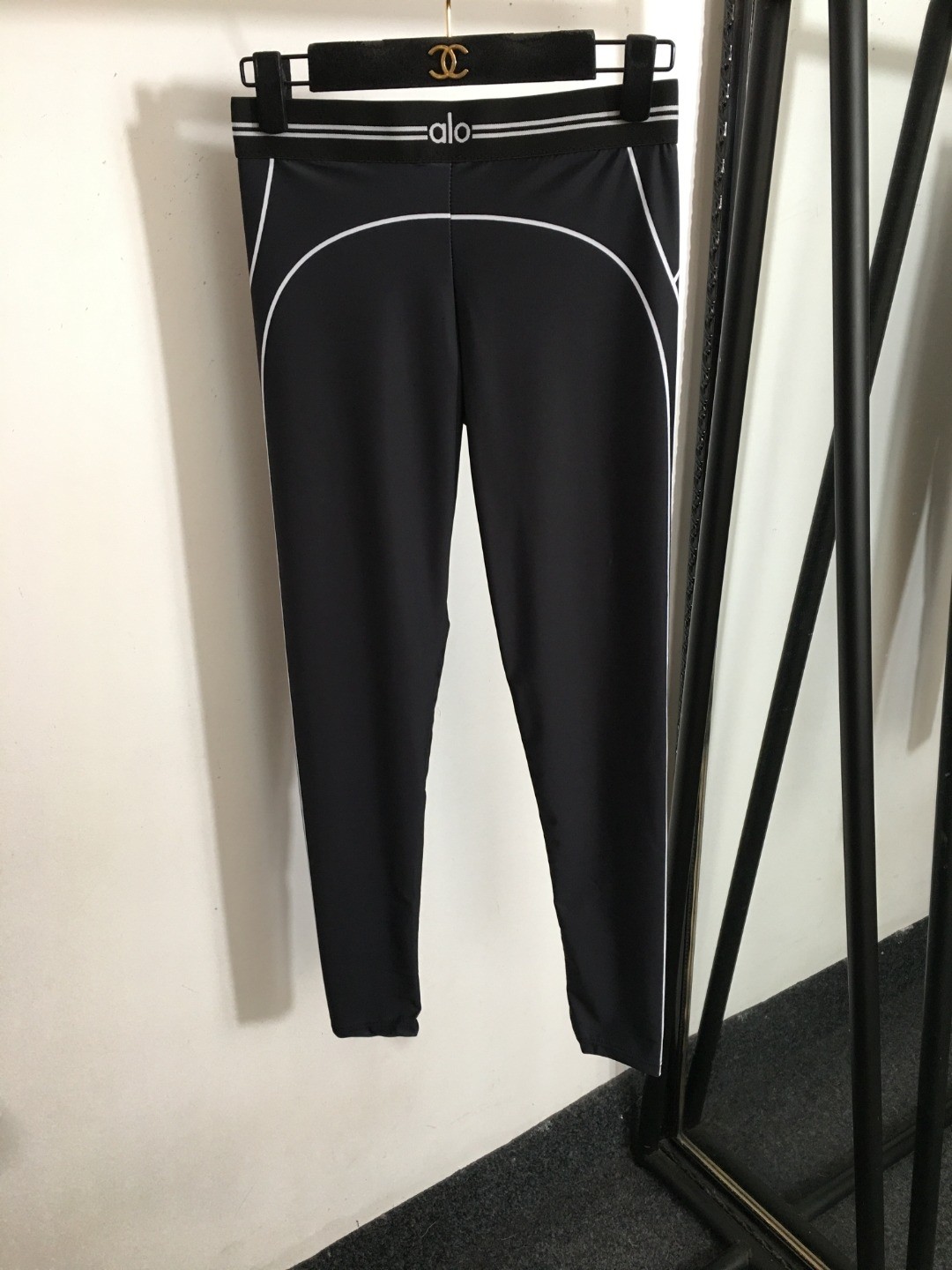 ALO Yoga Exercise Set - Image 6