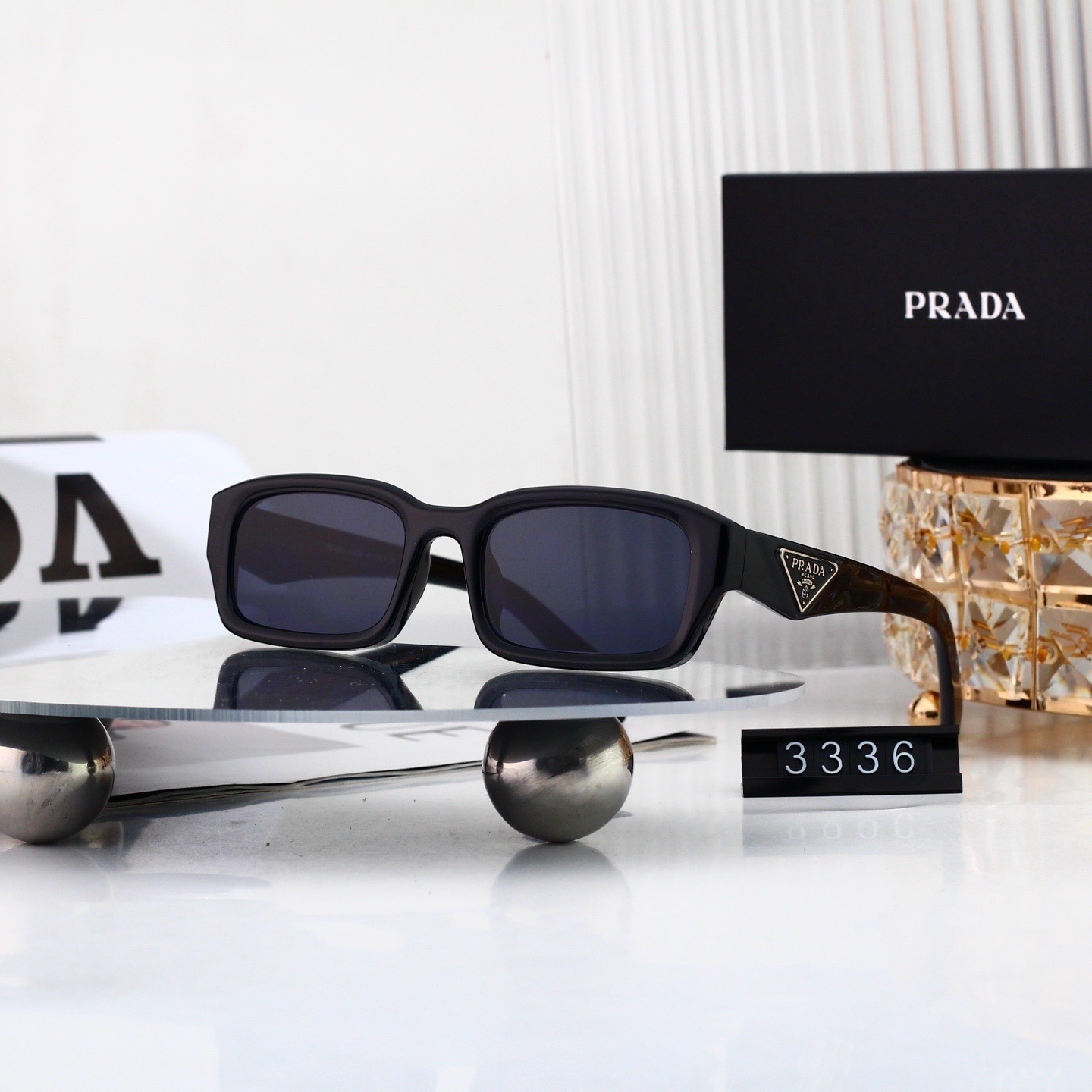Prada Fashionable Sunglasses - Image 4