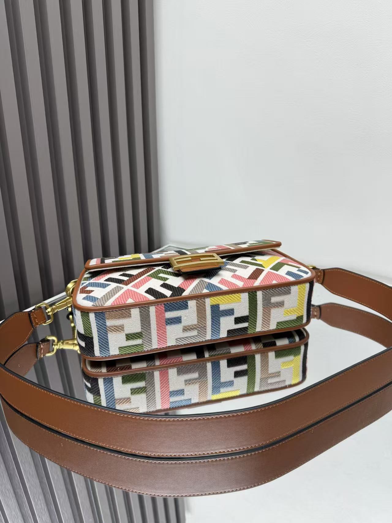 Fendi Baguette Multicolour Canvas Bag - Image 4