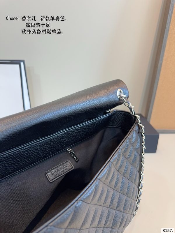 Timeless Chanel Classic medium caviar bag