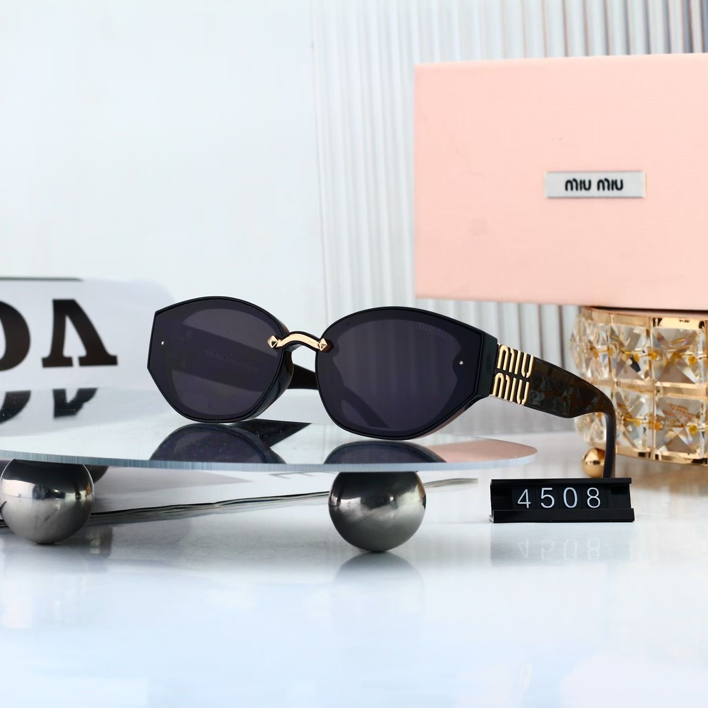 Miu Miu Fashionable Sunglasses - Image 4