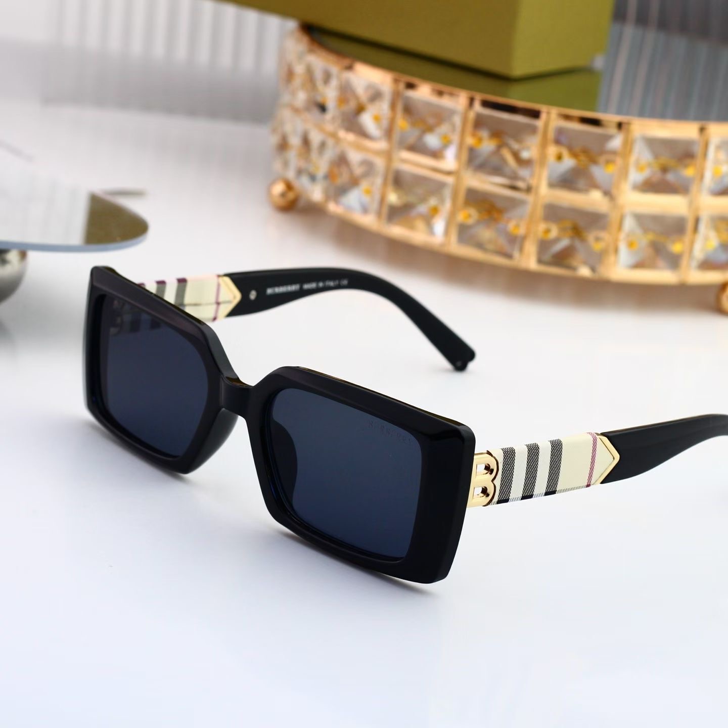 Burberry Fashionable Sunglasses - Image 7