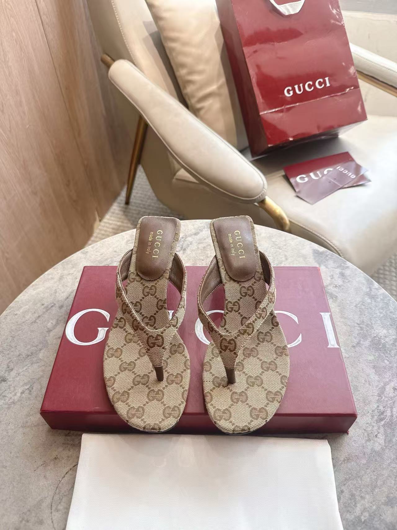 Gucci Women's Vittoria Thong in Sand and Brown GG Canvas - Image 2