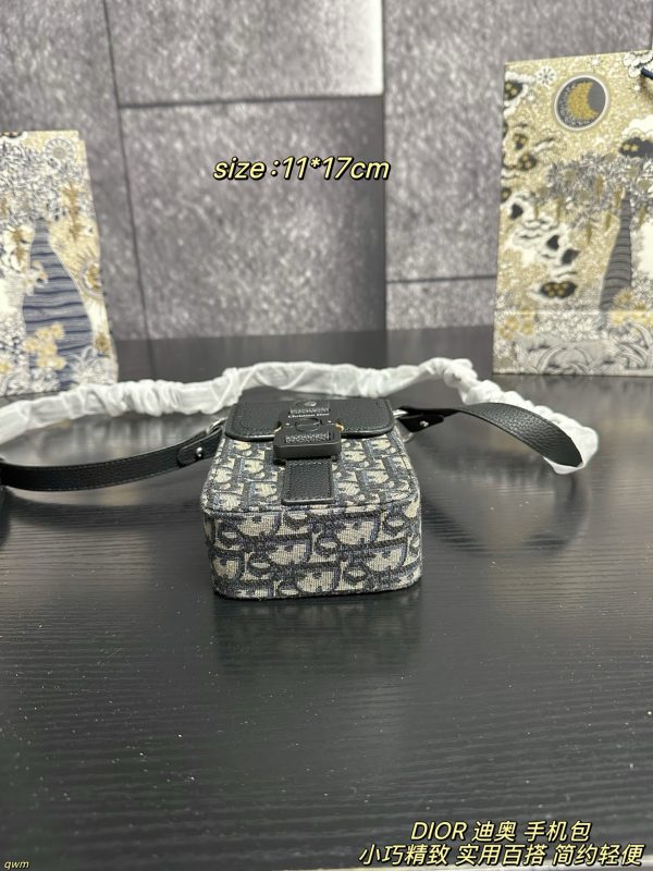 Dior Oblique GrainedCalfskin Vertical Saddle Bag