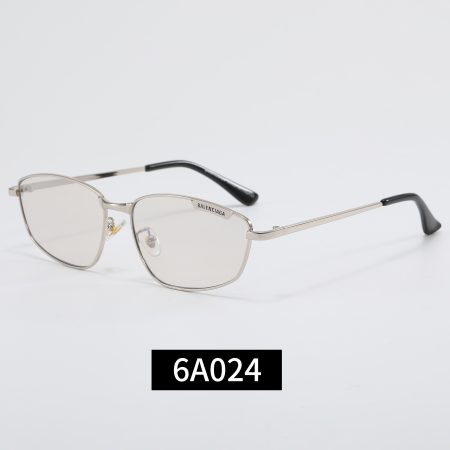 Balenciaga Fashionable Sunglasses - Image 3