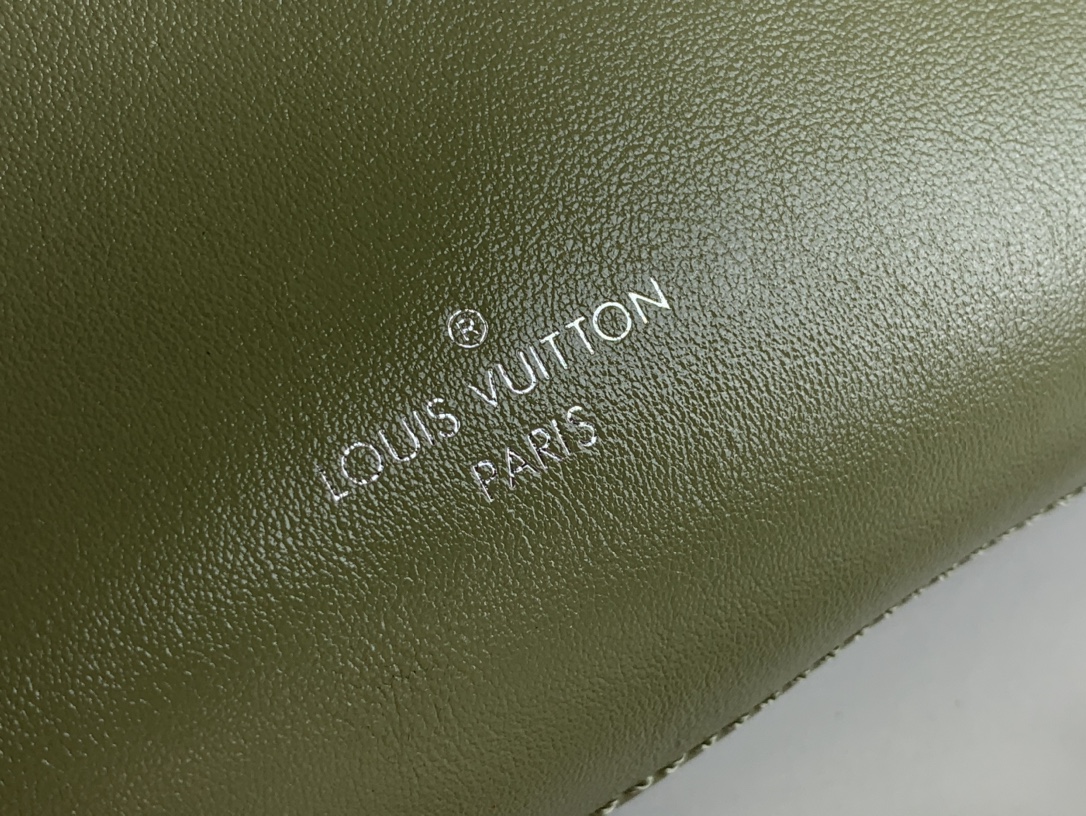 LV Slim Trunk Bag - 10A mirror version - Image 5