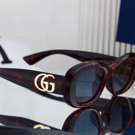 Gucci Fashionable Sunglasses - Image 9