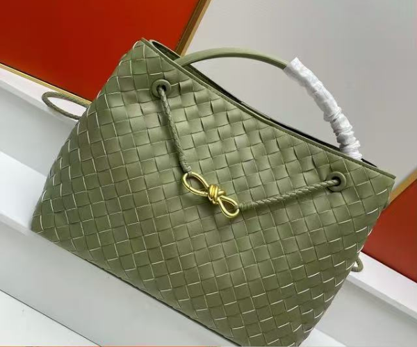 BV Small / Medium Andiamo Bag