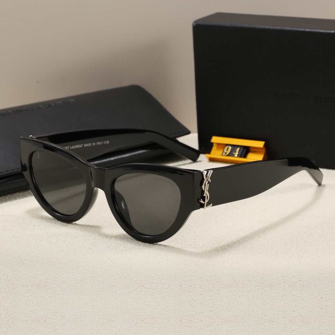 Saint Laurent Fashionable Sunglasses - Image 9