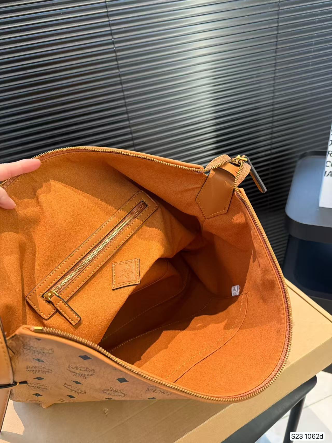 McM Aren Large Visetos Hobo Bag - Image 9