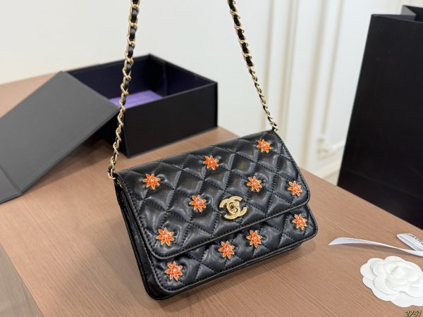 Chanelwoc Badge Chain Money Bag