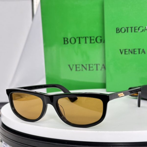 Bottega Veneta Eyewear Bottega Veneta Slim Ribbon Sunglasses in Black/Grey