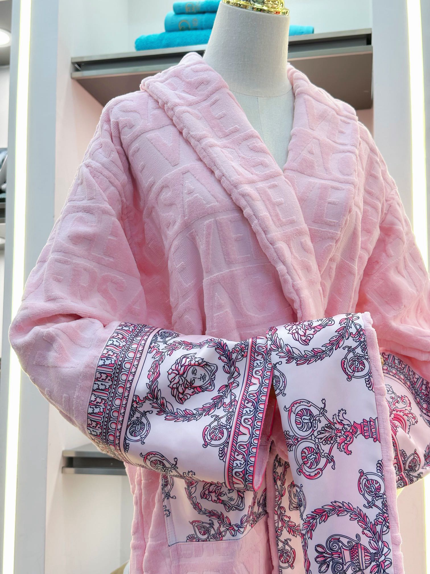 Versace BAROQUE Bathrobe - Image 2