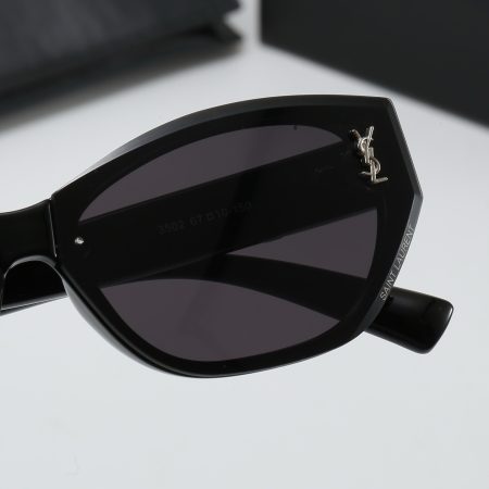 Saint Laurent Fashionable Sunglasses - Image 8