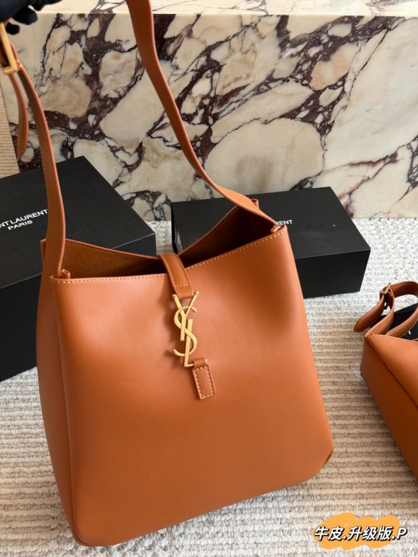 Saint Laurent Le 5 à 7 hobo Bag