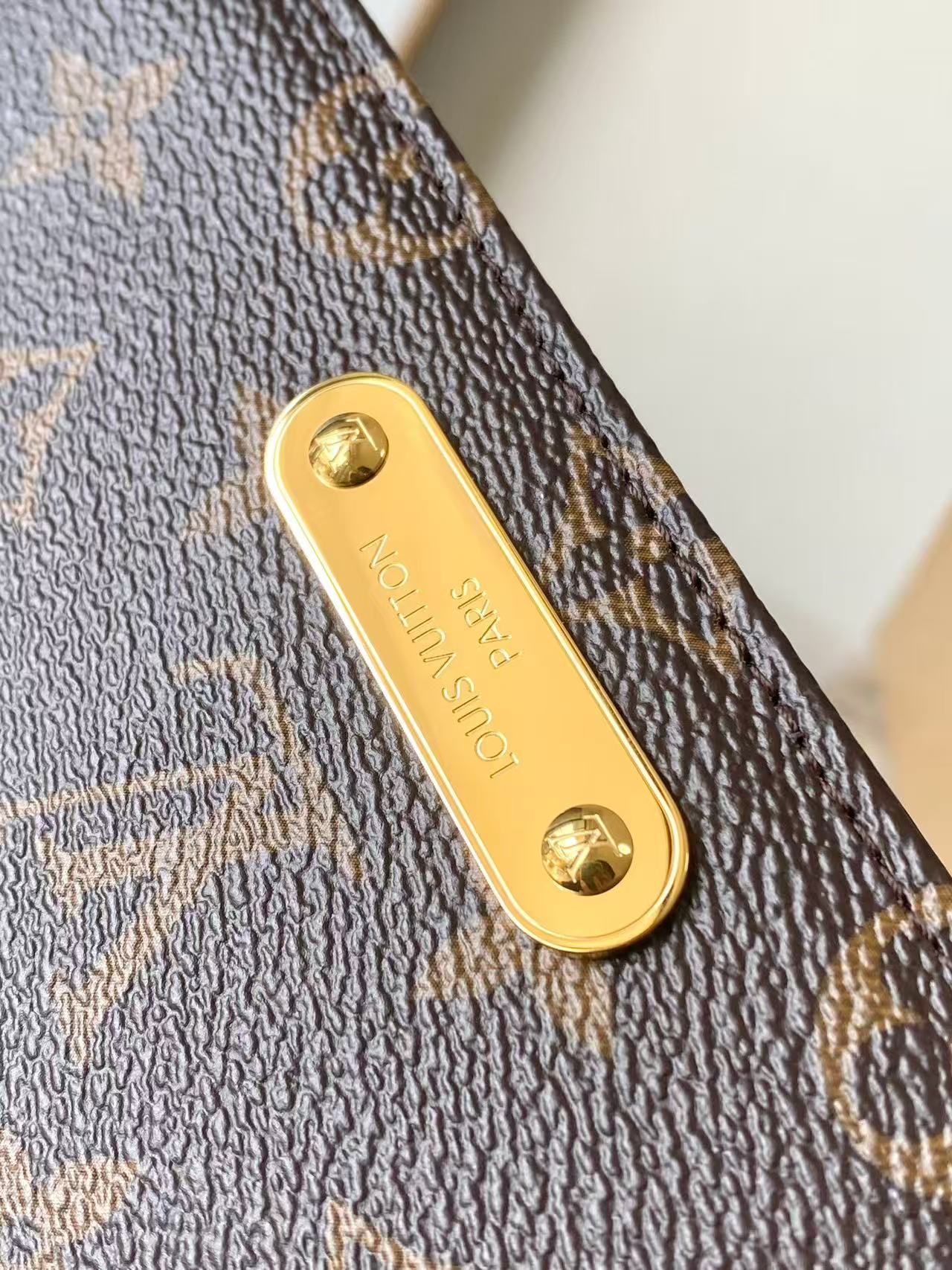 LV Wallet On Chain Lily - Image 8