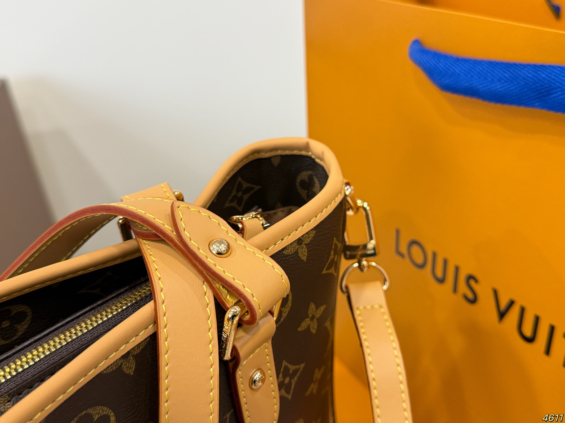 LV Shoulder/Crossbody Bag - Image 6