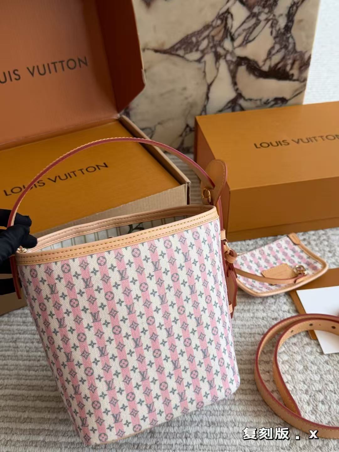 LV Allinbb Bucket Bag - Image 6