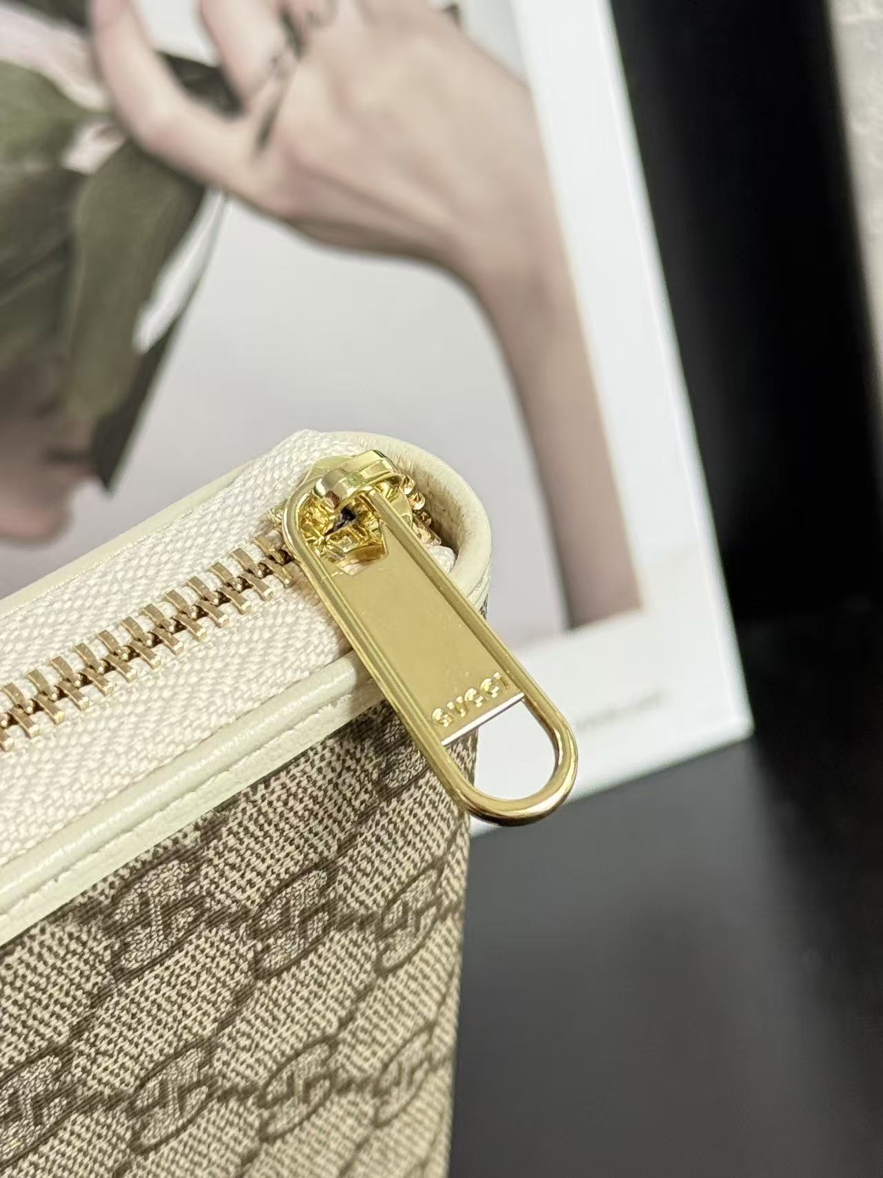 Gucci Zipper Wallet - Image 4