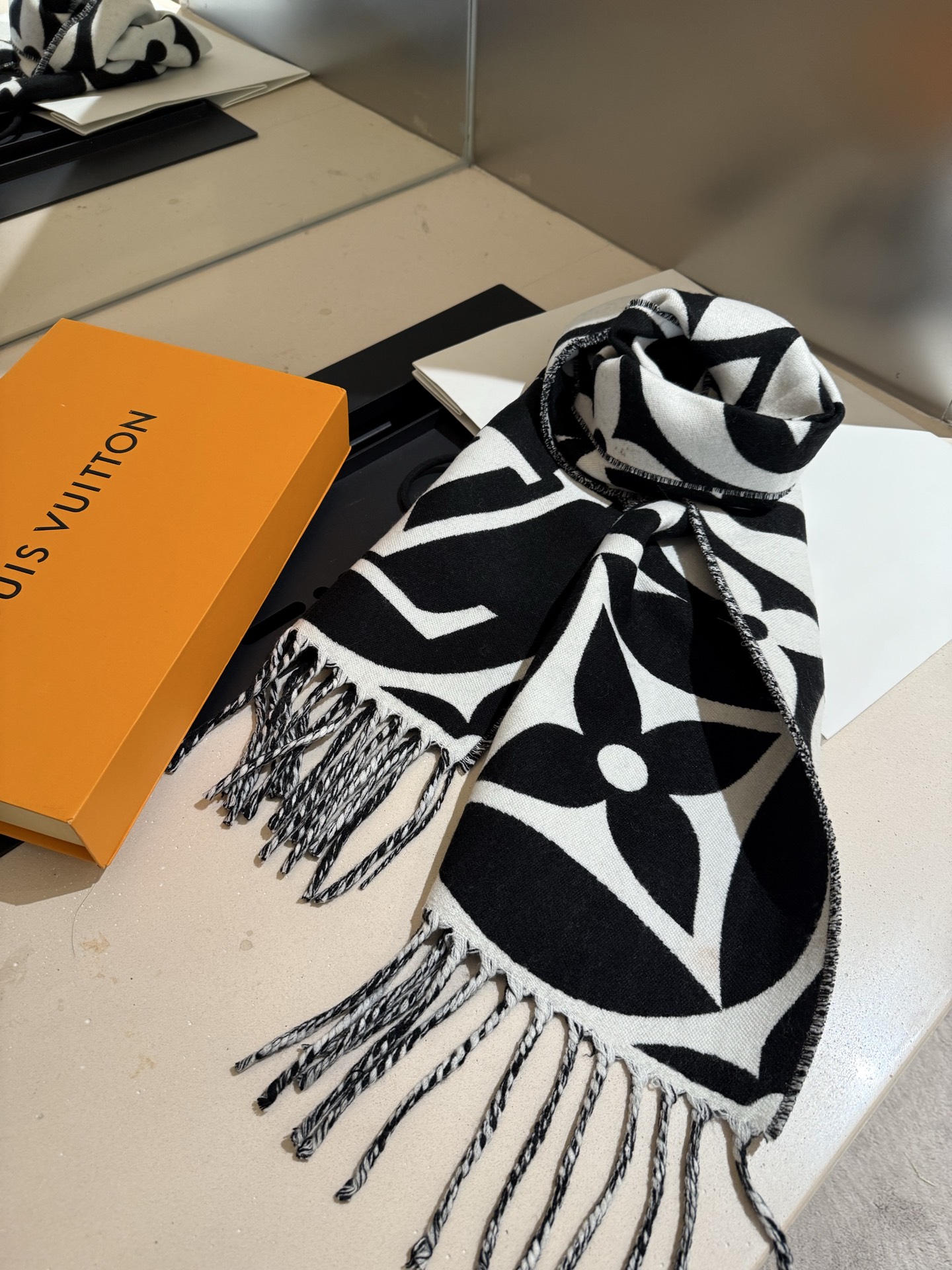 LV Luxury Designer Cashmere Scarf - Image 3