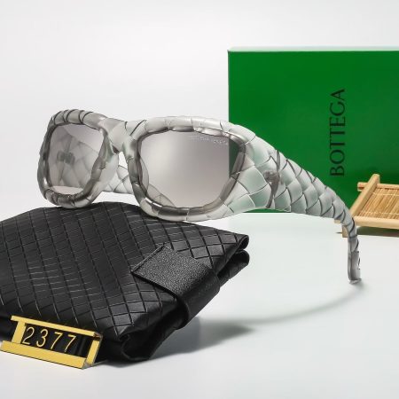 Bottega Veneta Fashionable Sunglasses - Image 2