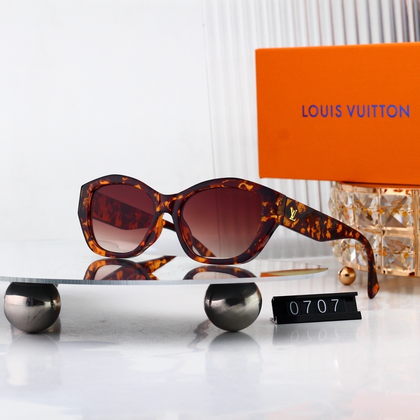 LV Fashionable Sunglasses - Image 6