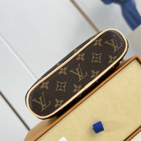 LV Nice Beauty Bag - Image 4