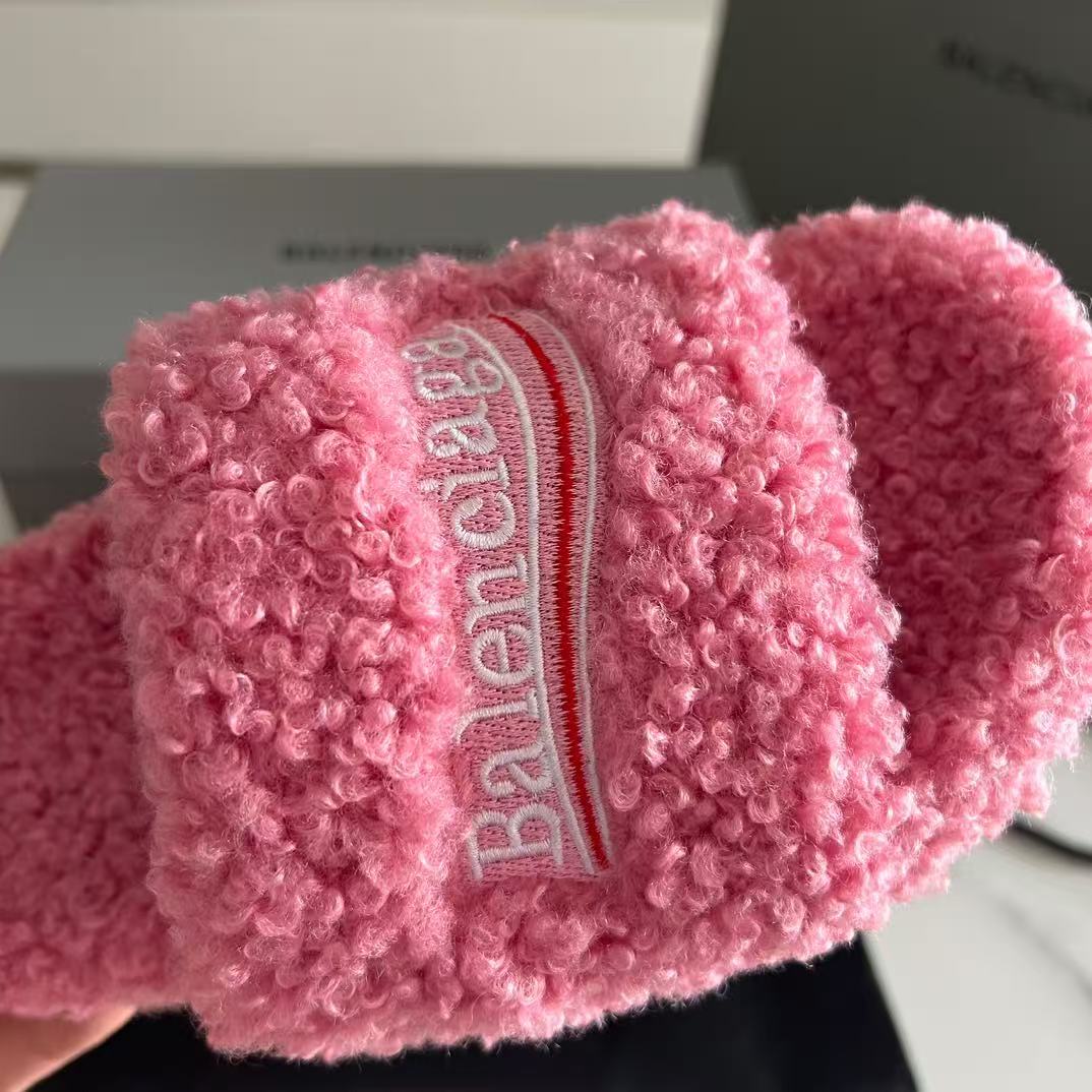Balenciaga Fall/Winter Fur-Lined Slippers - Image 6