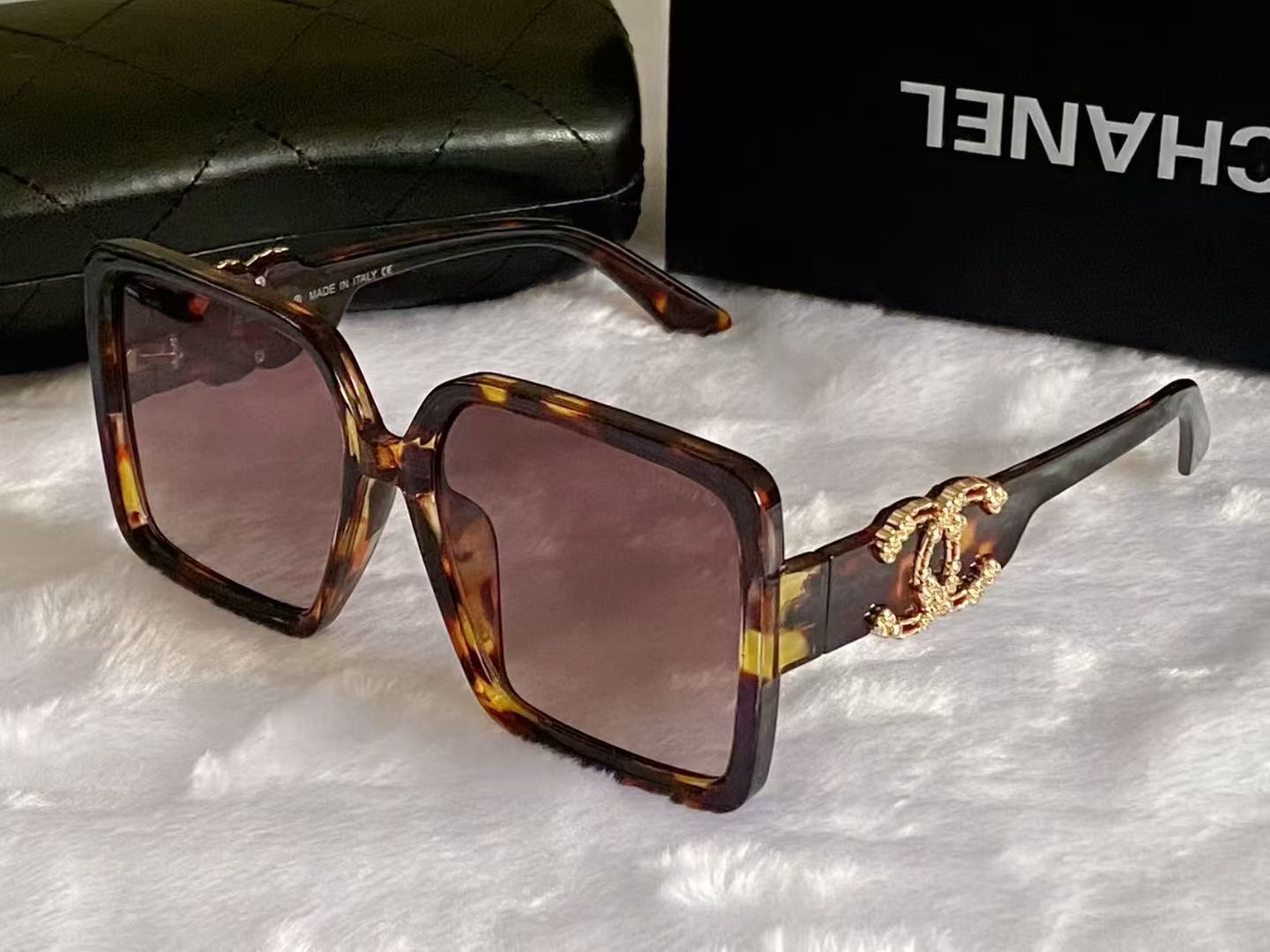 Chanel Fashionable Sunglasses - Image 4