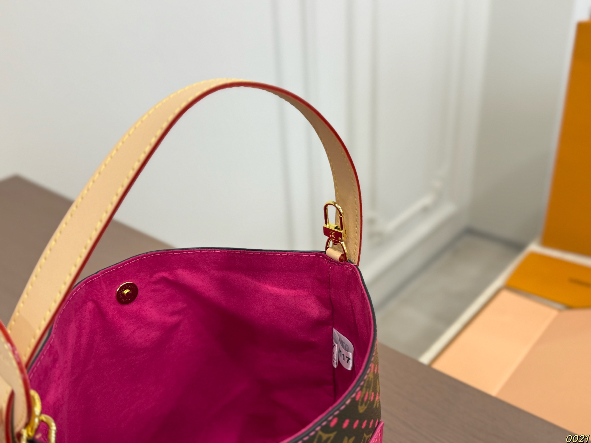 LV 25 Allinbb Bucket Bag - Image 11