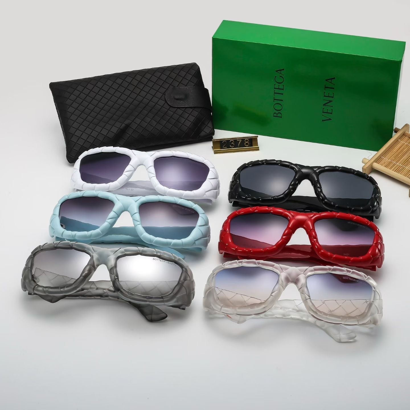 Bottega Veneta Fashionable Sunglasses - Image 1