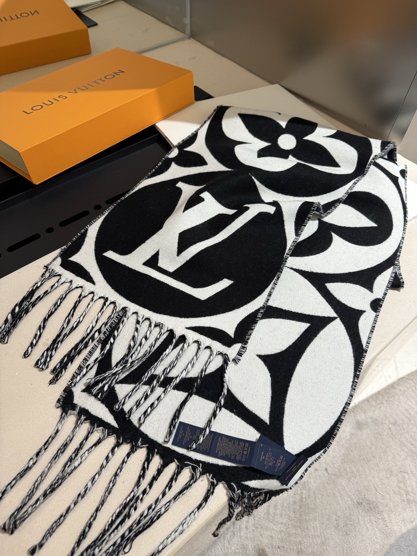 LV Luxury Designer Cashmere Scarf - Image 2