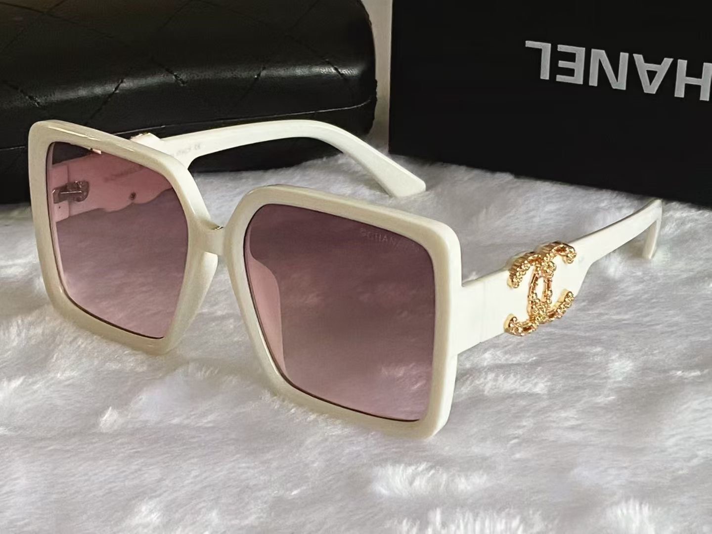 Chanel Fashionable Sunglasses - Image 6