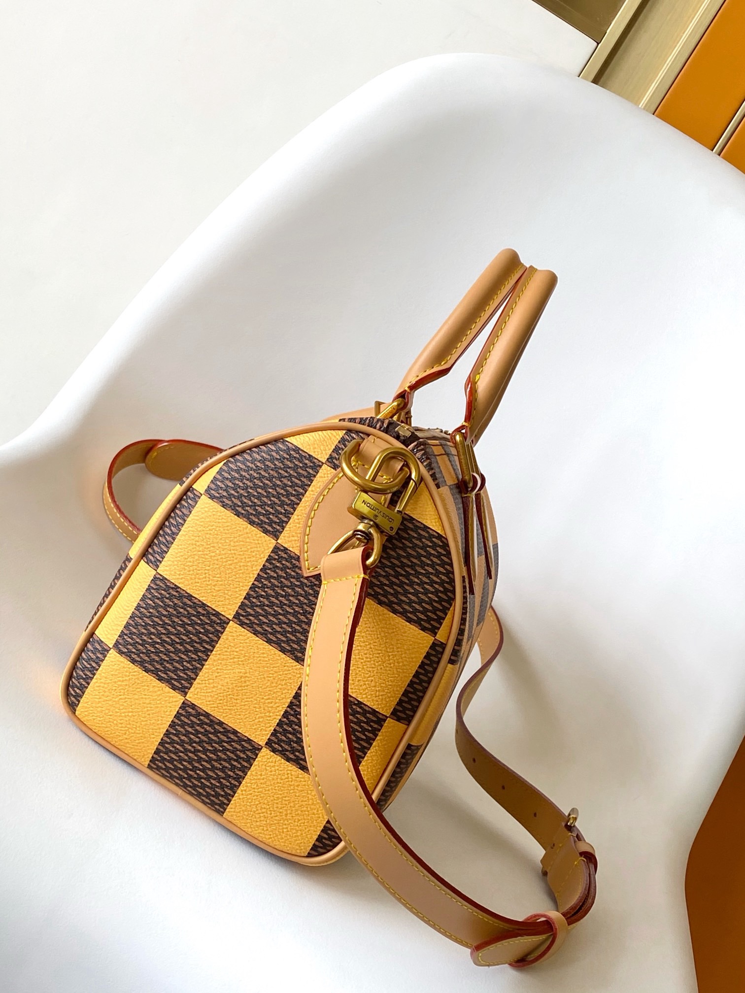 LV Damier Pop Speedy Bandoulière 25 Bag Jaune Mat - Image 3