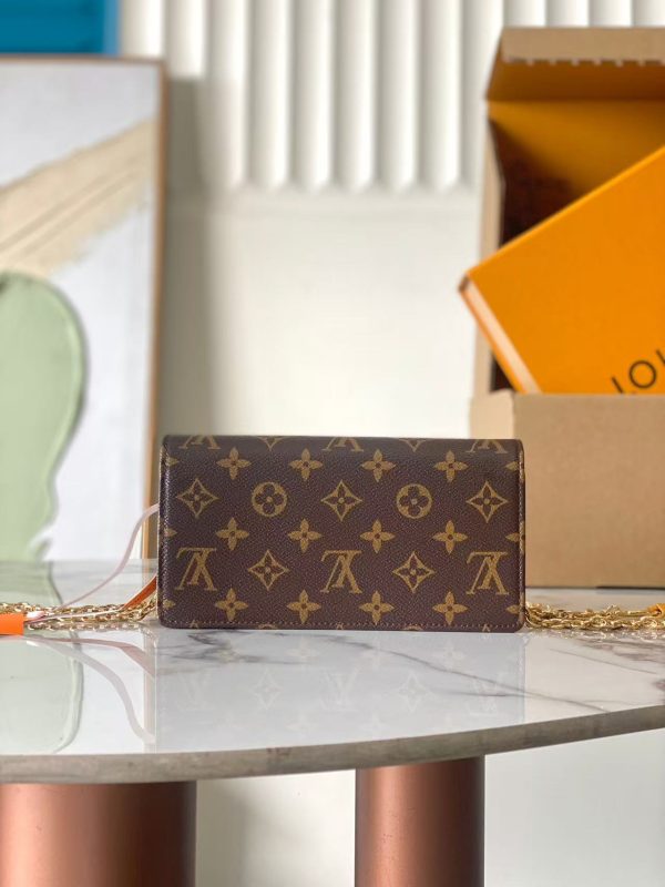 LV Wallet On Chain Lily
