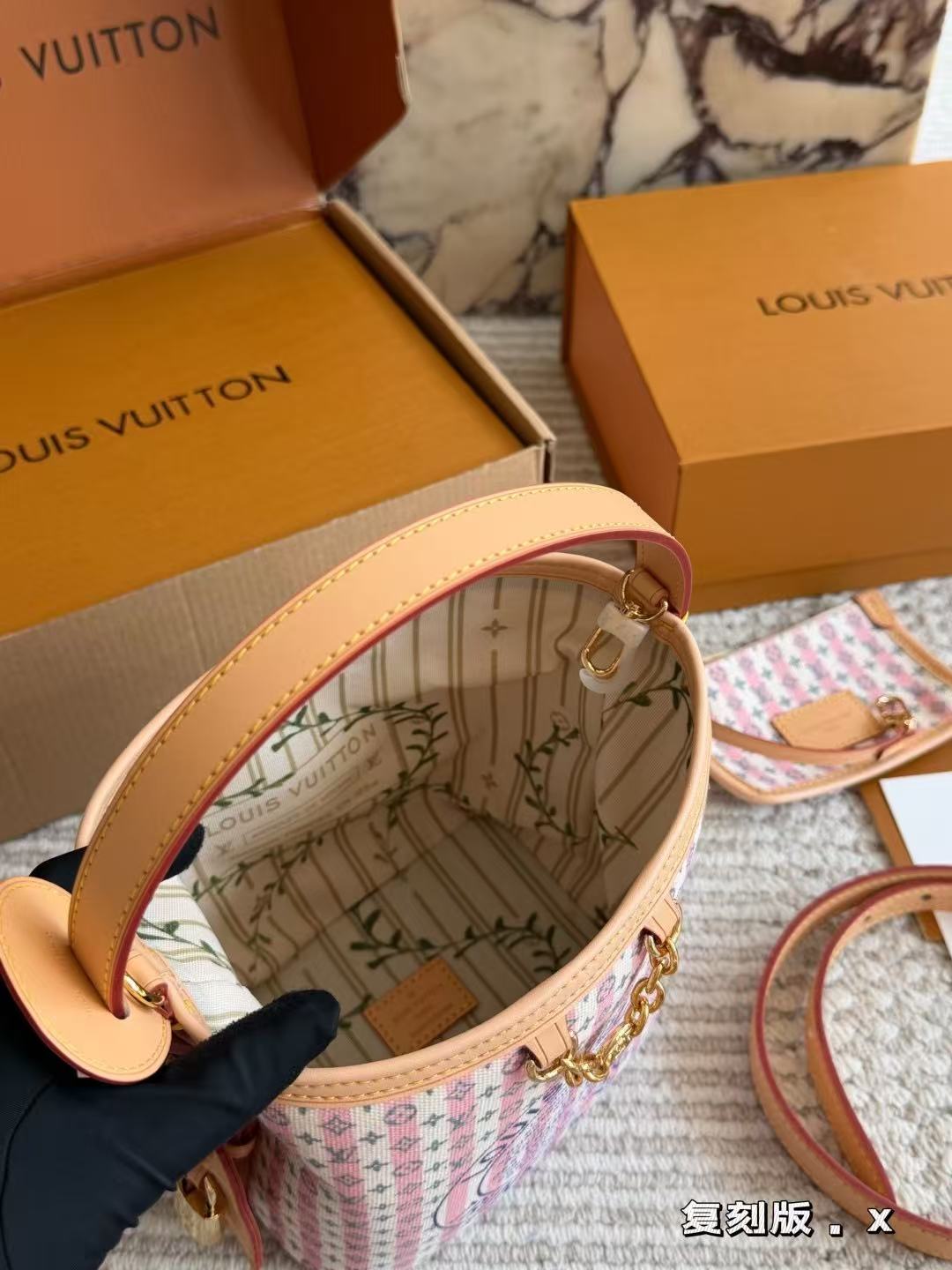 LV Allinbb Bucket Bag - Image 8