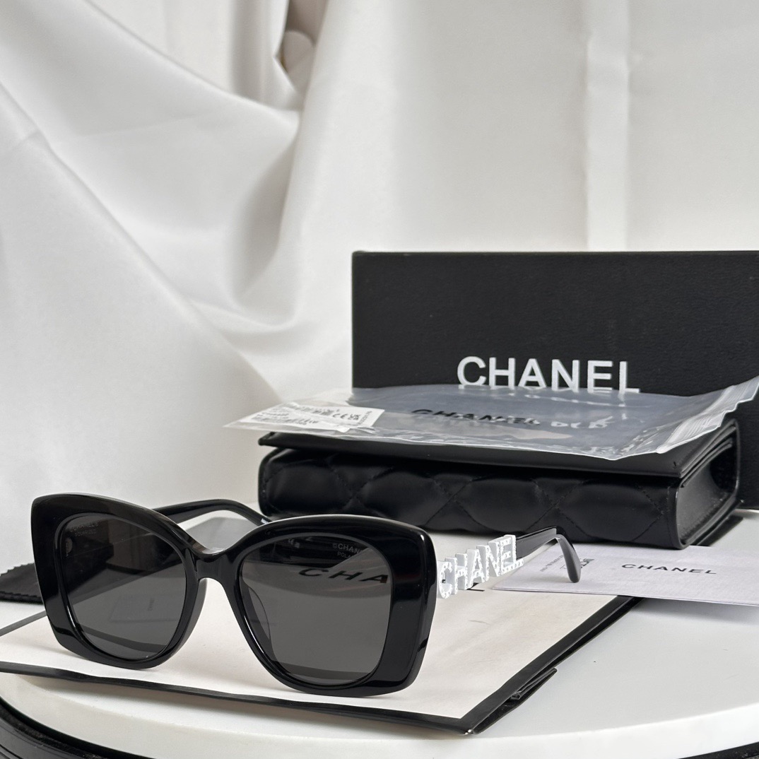 Square Sunglasses - Image 1