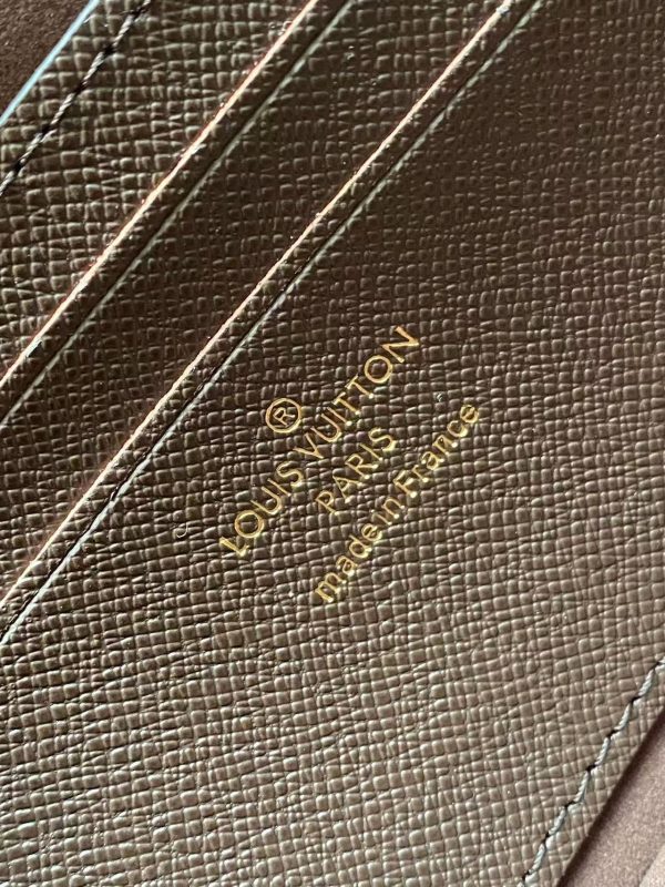 LV Wallet On Chain Lily