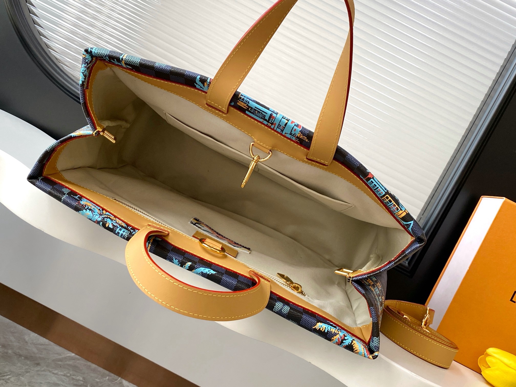 LV ShoerTote Bag - Image 8
